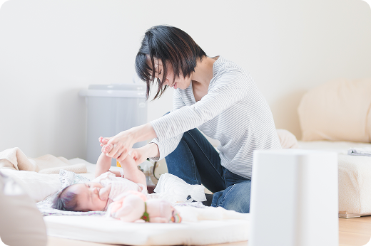 赤ちゃんのお世話をする母